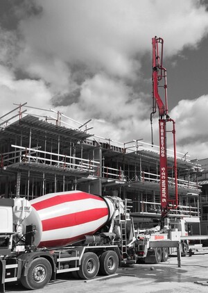 Leveranse av betong med betongpumpe til et fleretasjes bygg under konstruksjon
